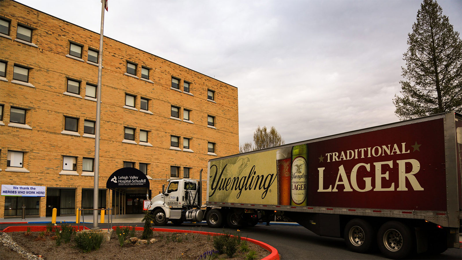 Yuengling Brewery Buys A Round For Pottsville Hospital Staff DiscoverNEPA   DN HERO YuenglingCovid19 01 