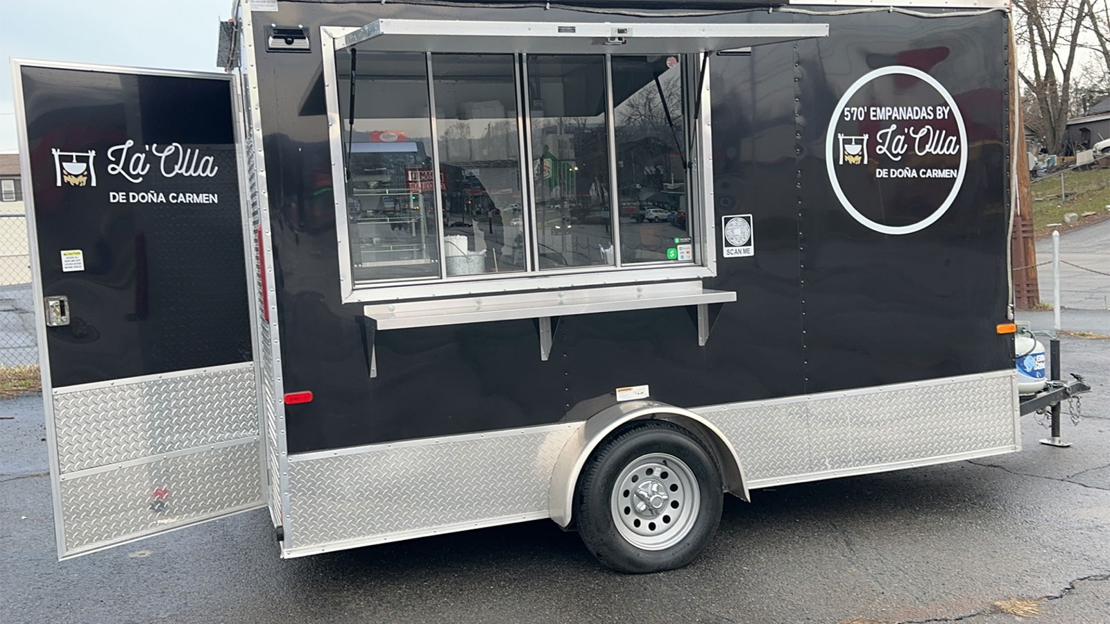 La’Olla de Doña Carmen food trailer in Scranton, PA.