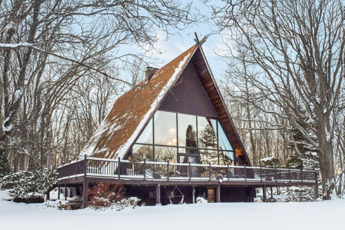 An exterior shot of a snowy Le Wood Cabin in Jim Thorpe, PA.